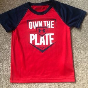 Under armor boys shirt.